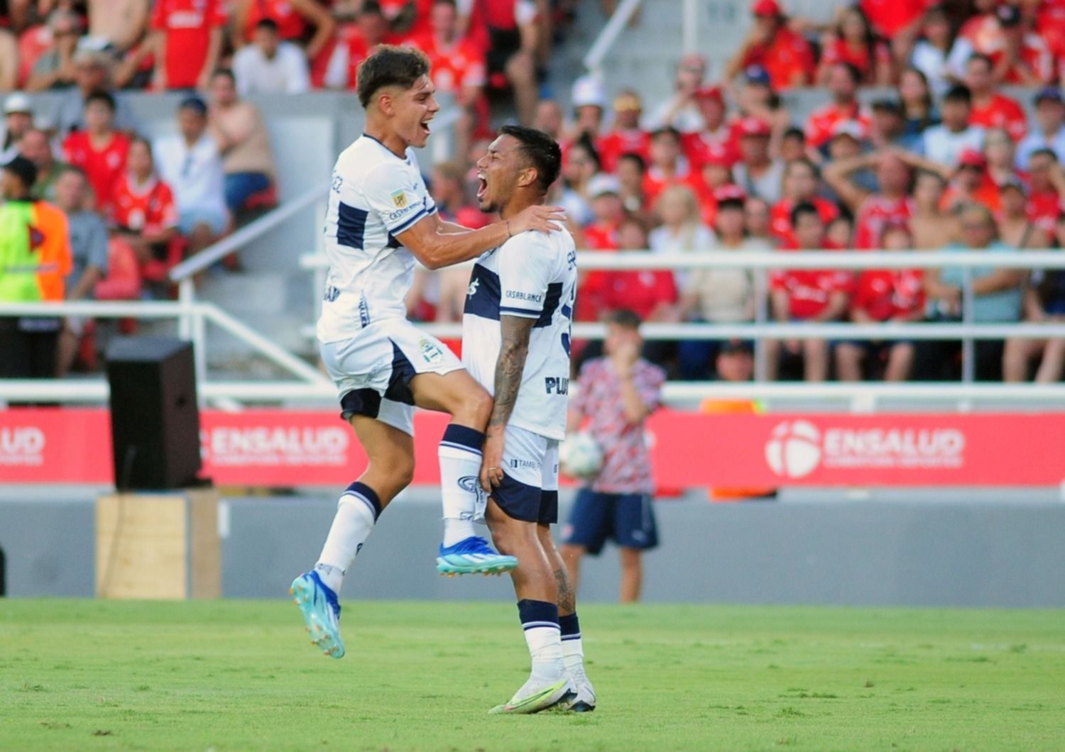 Gimnasia volvió a gritar bien fuerte de visitante: venció 1 a 0 a Independiente con gol del uruguayo Rodrigo Saravia, figura del partido
