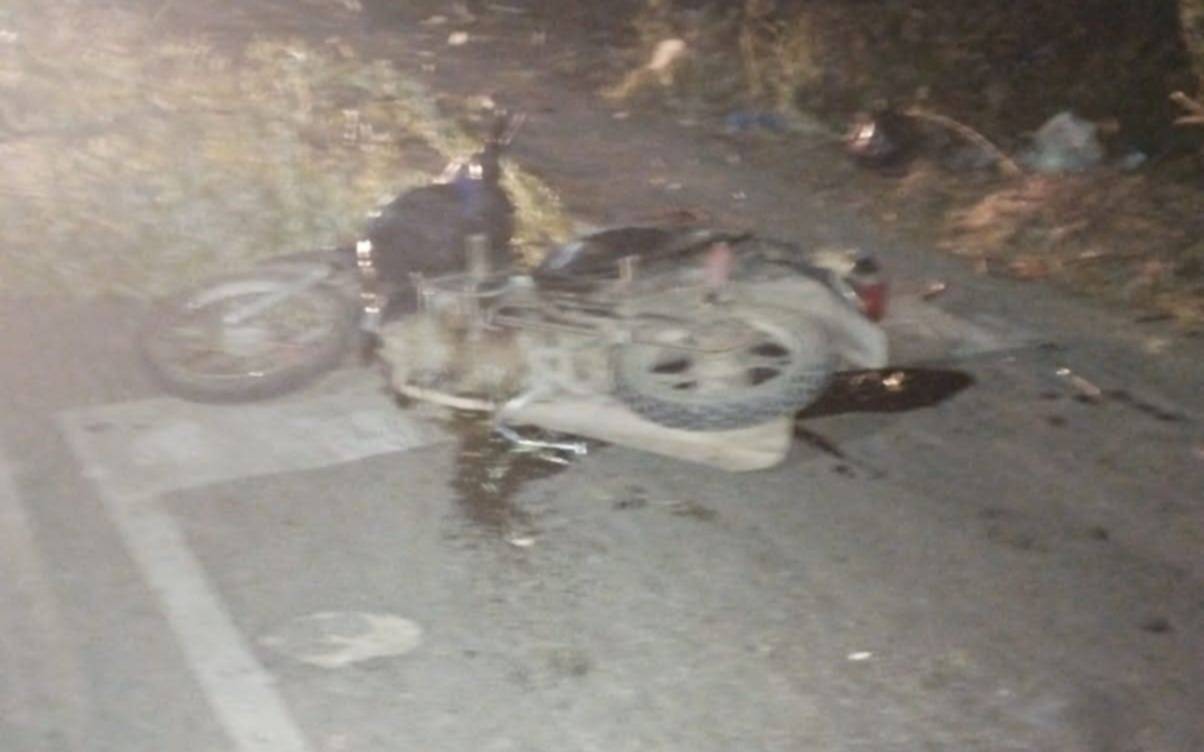 Iba en su moto, perdió el control, impactó contra un contenedor y murió en La Plata