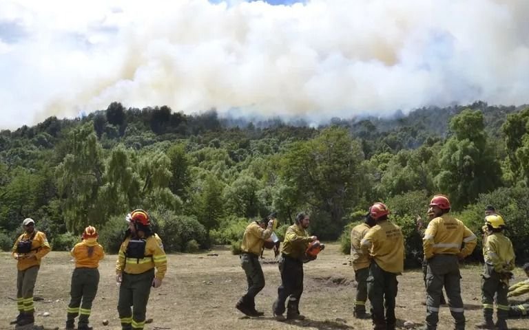 Advierten que un fuerte viento puede complicar la lucha contra el fuego en Los Alerces