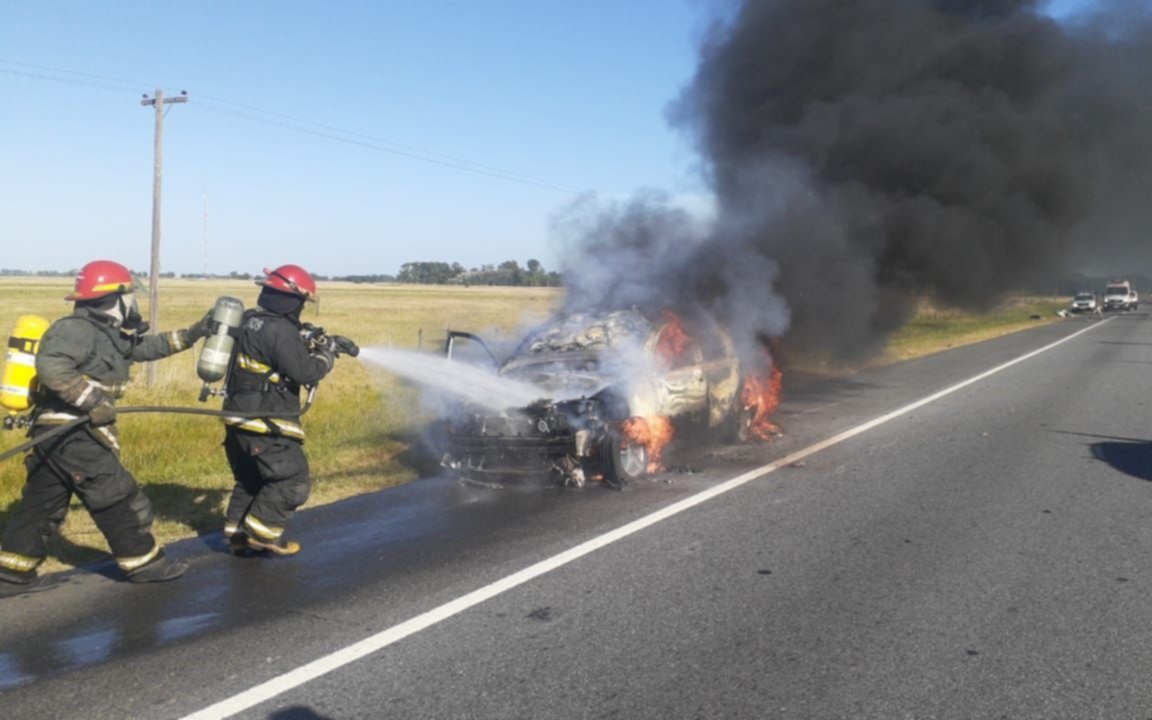 Un auto fue consumido por las llamas en la Ruta 2