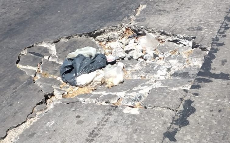 "Tremendo pozo" en plena calle de La Plata