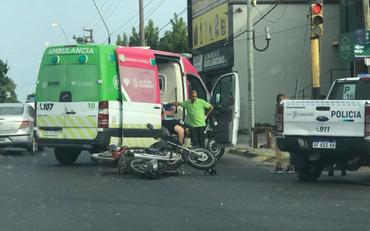 Dos motos protagonizaron un choque en calle 122 y 40