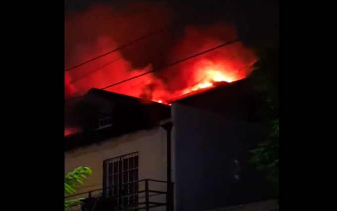 Bomberos apagaron un feroz incendio en Ezpeleta