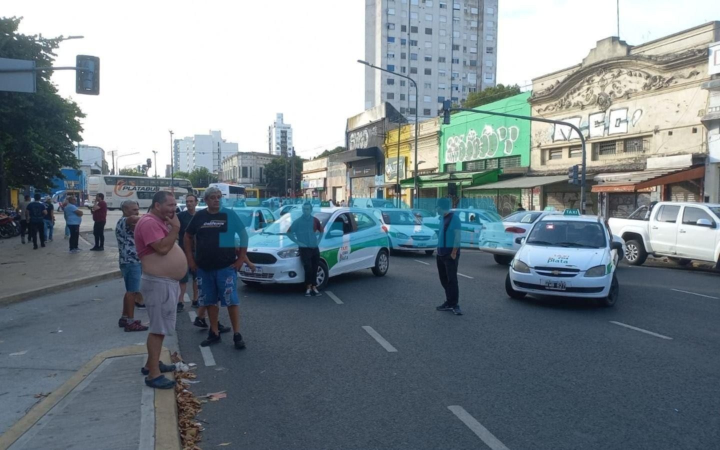Taxistas vs Uber en La Plata: discusiones, polémica y piquete en 1 y 44