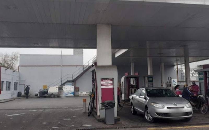 Clausuran una estación de servicio en Villa Elvira: denuncia por contaminación de napas de agua