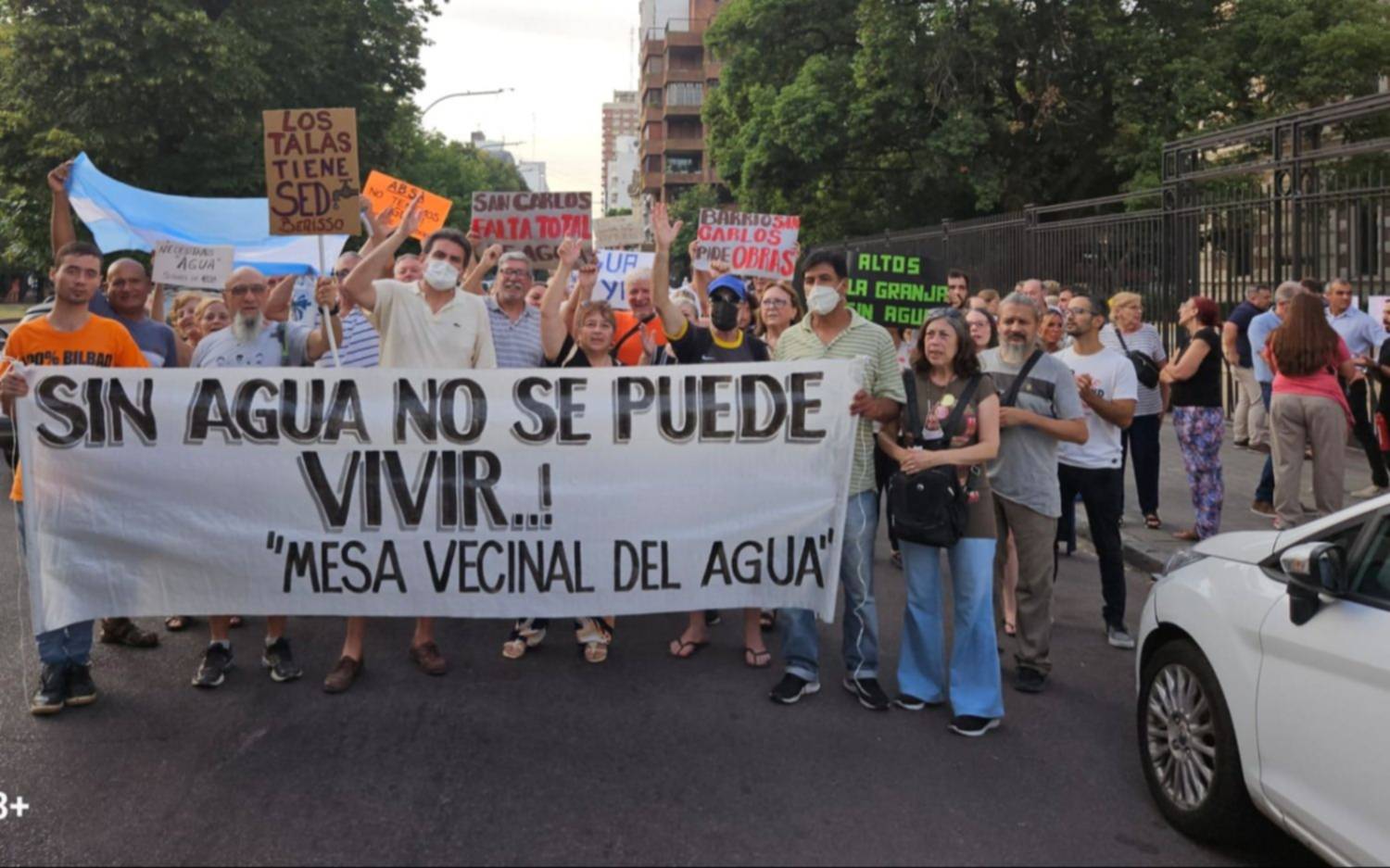 Movilización en La Plata a la Casa de Gobierno: “Sin agua no se puede vivir”