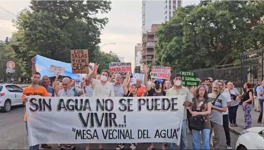 Reclamo en la calle por la falta de agua