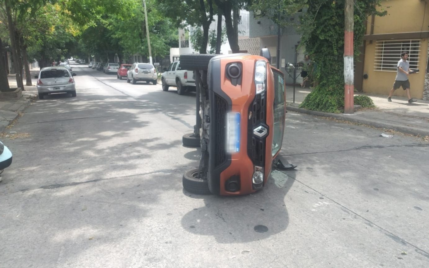 Choque entre dos autos en 17 y 40: uno de ellos, volcó tras el impacto