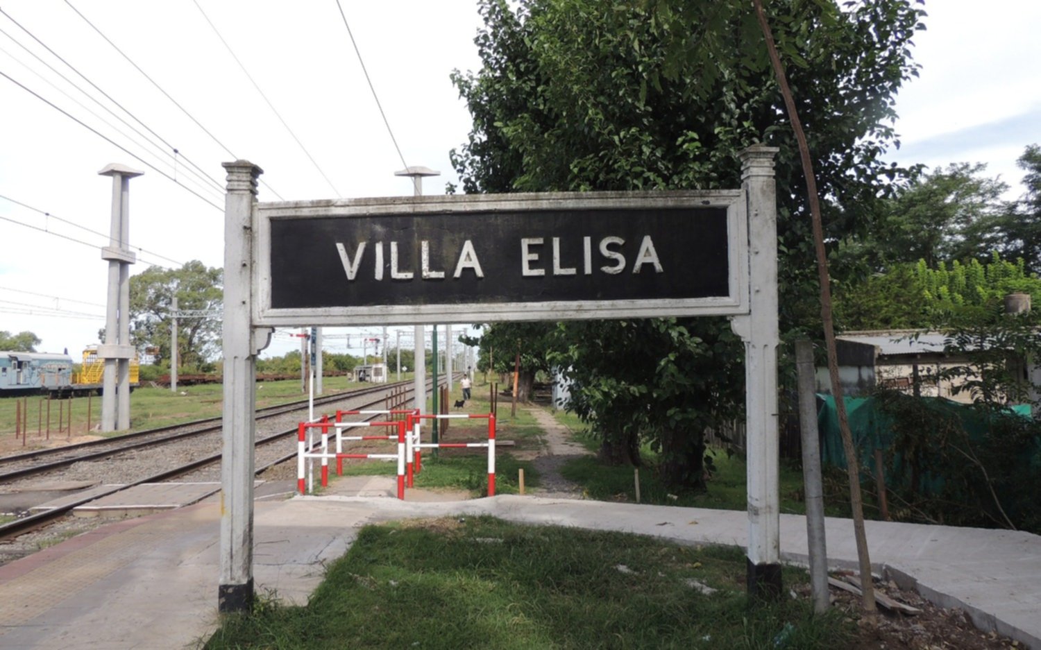 Alarma en la estación de tren de Villa Elisa: encontraron a una nena de 4 años abandonada