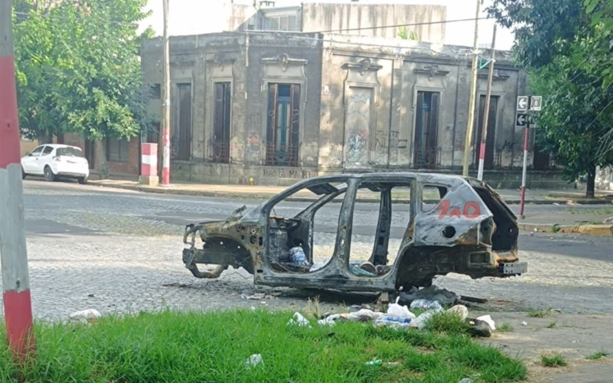 Denuncian "mugre y abandono" de un auto y de bolsas de basura en un barrio de La Plata