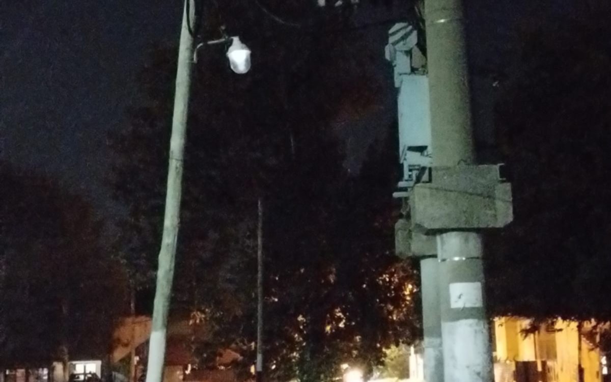 Peligro en 85 y 115: un poste de luz, a punto de caerse sobre un transformador