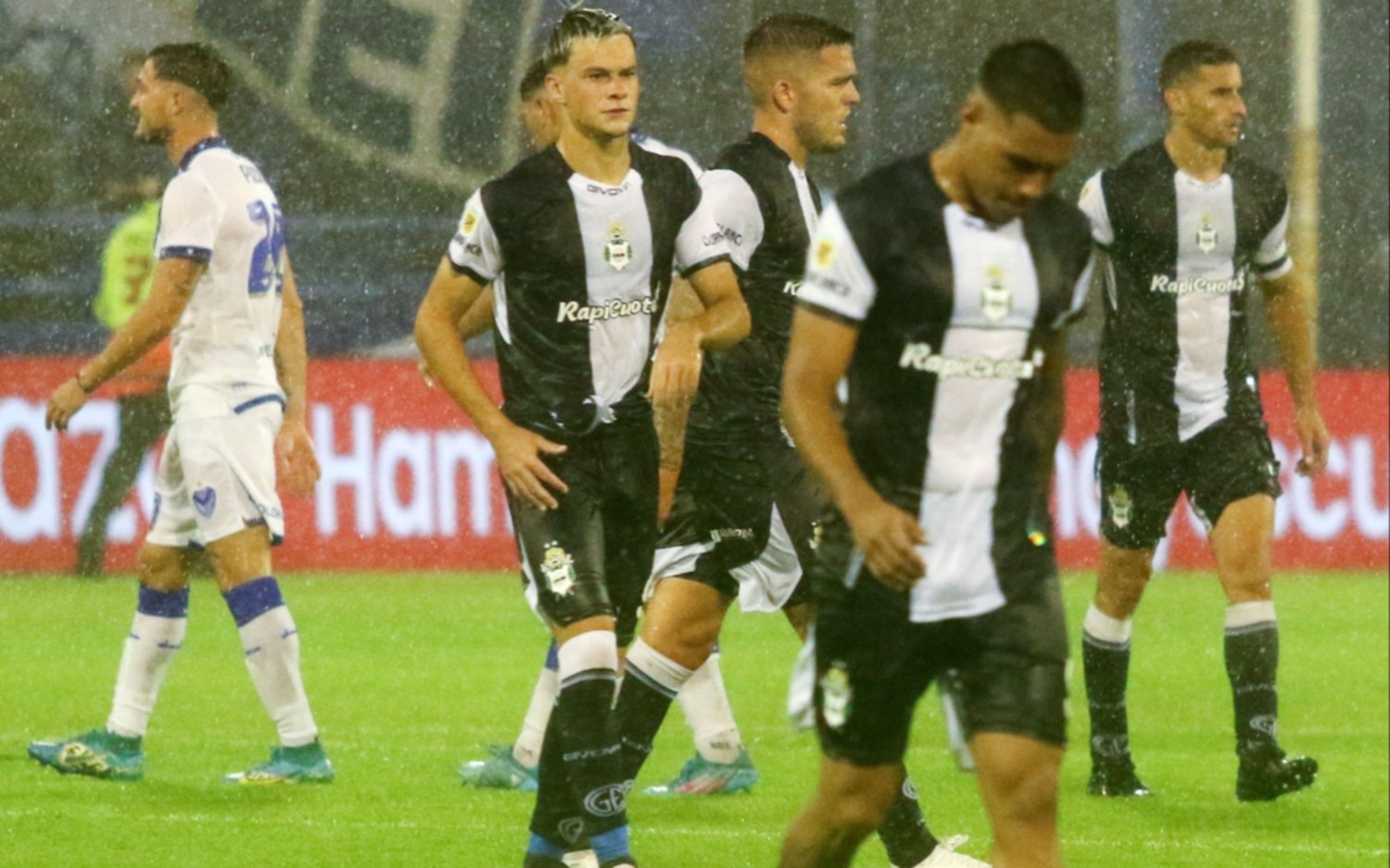 Gimnasia no pudo aguantar el empate y, sobre el final, Vélez encontró la victoria 3 a 1