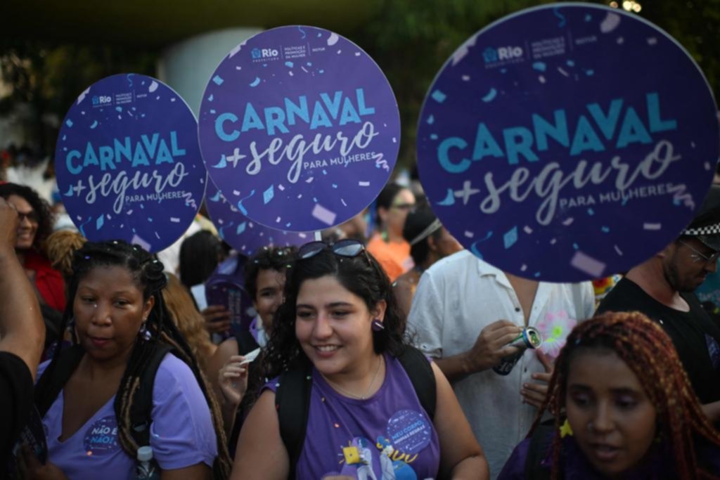 Fiesta sí, toqueteos no: el carnaval de Río quiere proteger a las mujeres