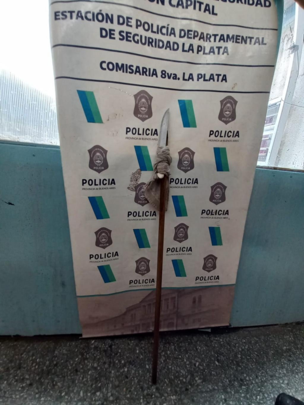 Lo detienen por intentar asesinar a su propia madre con una lanza