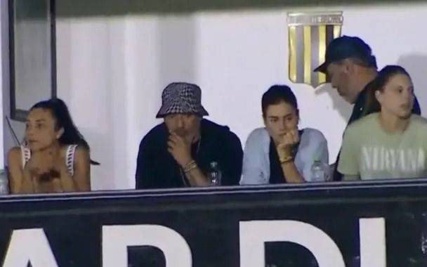 El "Pocho" Lavezzi reapareció tras su internación y fue a ver un partido de la Primera Nacional