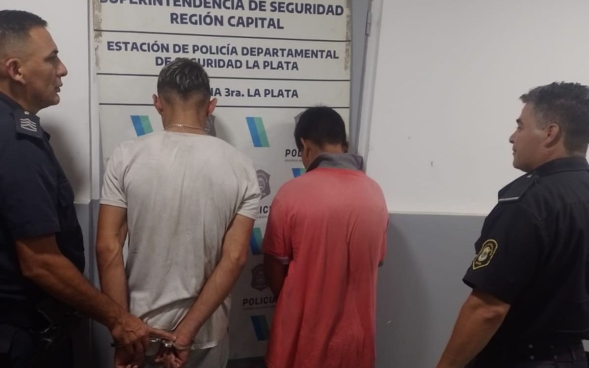 Robaron un celular en un comercio de La Plata y fueron atrapados a las pocas cuadras