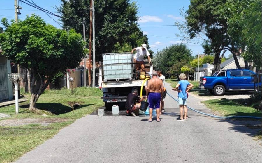 Canillas secas y a oscuras: siguen los reclamos en La Plata por falta de agua y cortes de luz