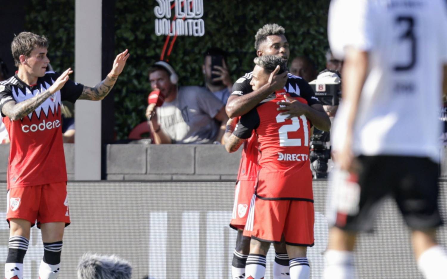 River goleó a Deportivo Riestra a domicilio y es líder de la Zona A