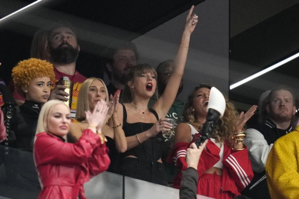 El Super Bowl del amor: Taylor Swift llegó a tiempo y alentó a su novio en Las Vegas