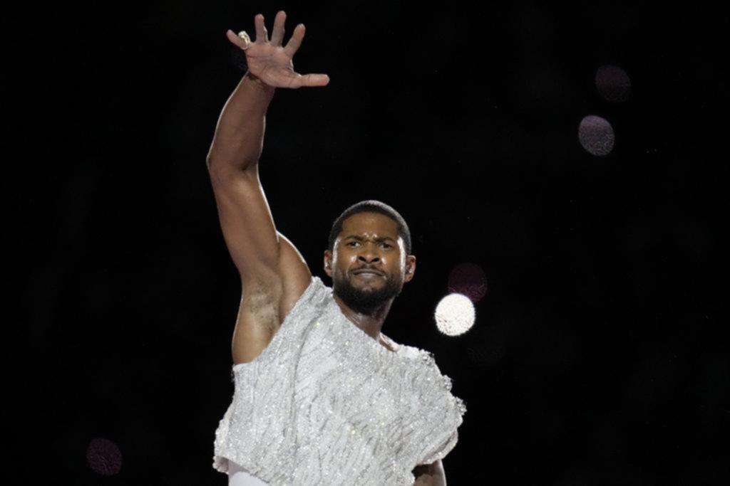El medio tiempo de Usher, opacado por el romance en la platea