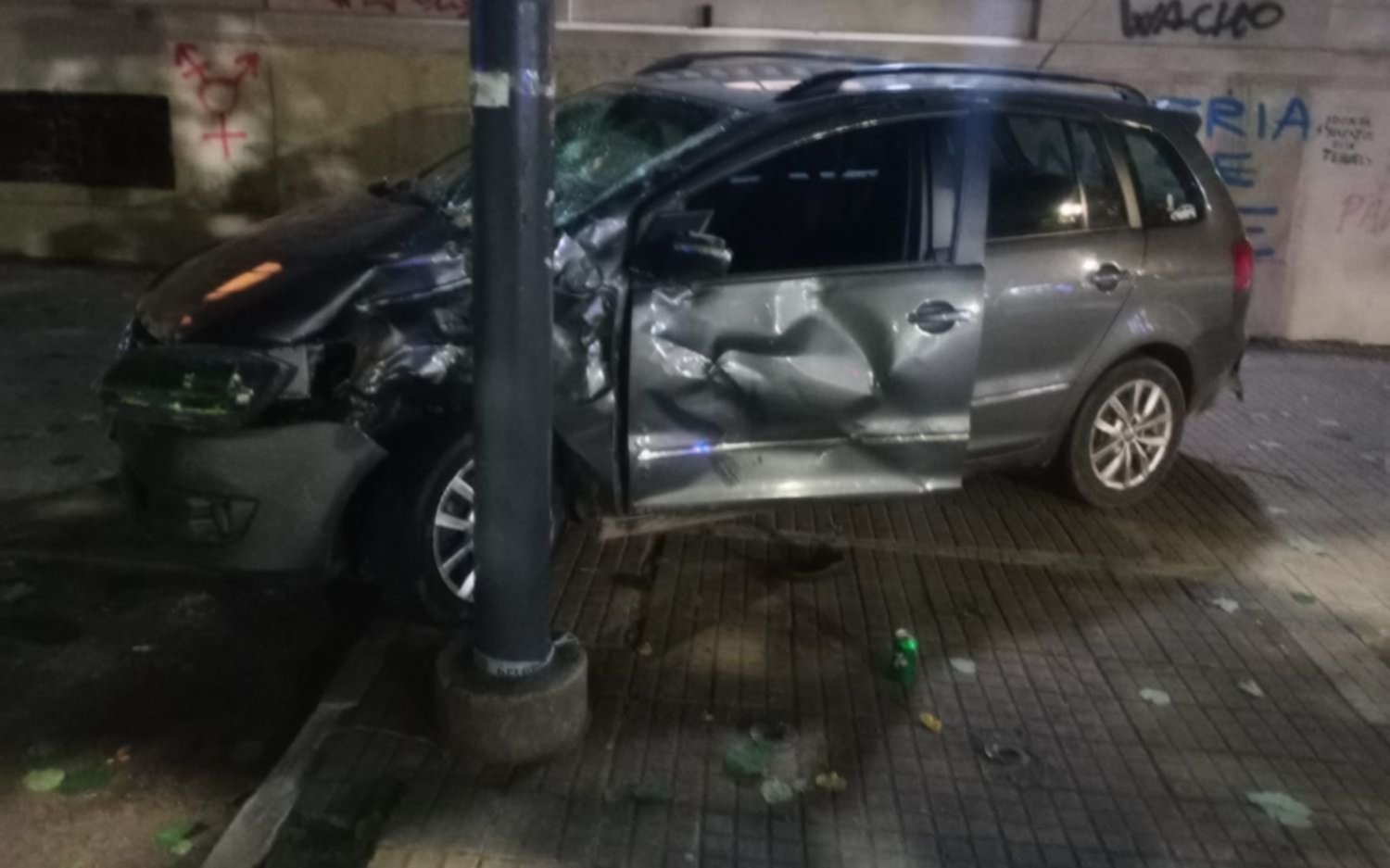 Madrugada accidentada en La Plata: choque de auto y dos motos dejó un muerto y tres heridos