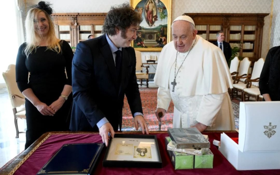 Alfajores y galletitas de limón , entre los regalos de Milei al Papa