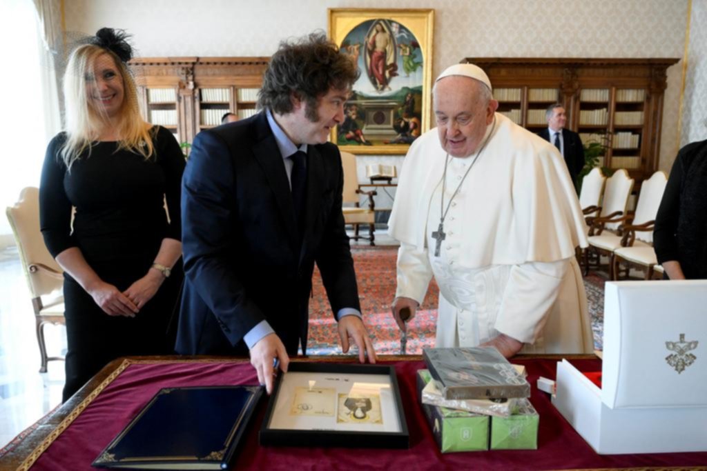 Alfajores, regalos y gestos: el mano a mano de Milei y el Papa