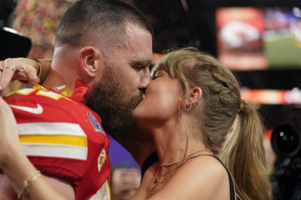 Final feliz: así, a puro beso, celebró “Swelce” la victoria de los Chiefs en el Super Bowl
