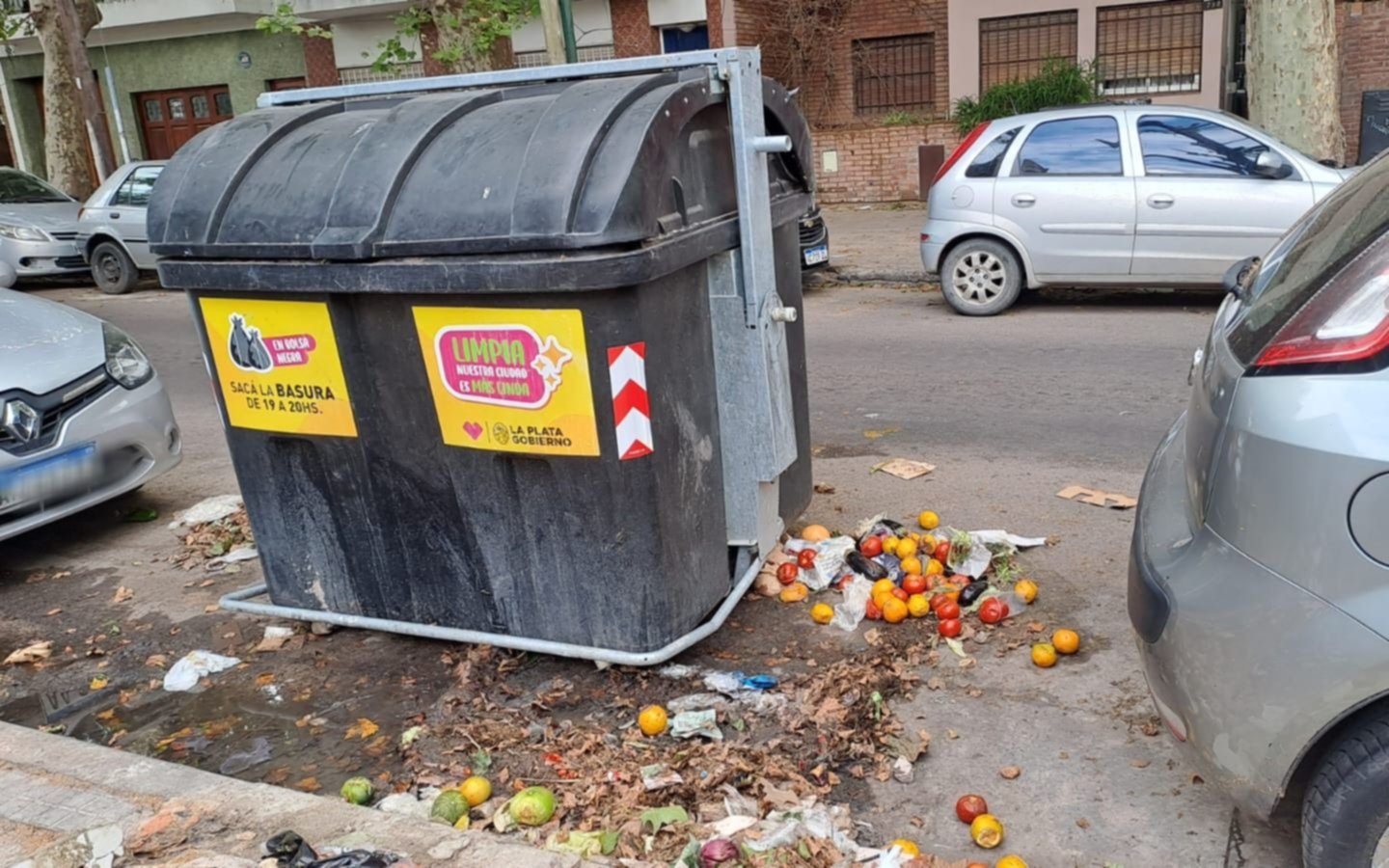 Reclamos en el casco urbano por un basural en plena calle