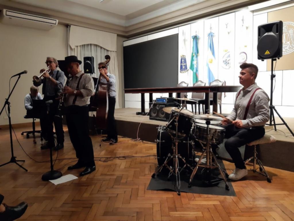 La Dixie Banda en los jardines del Teatro de City Bell
