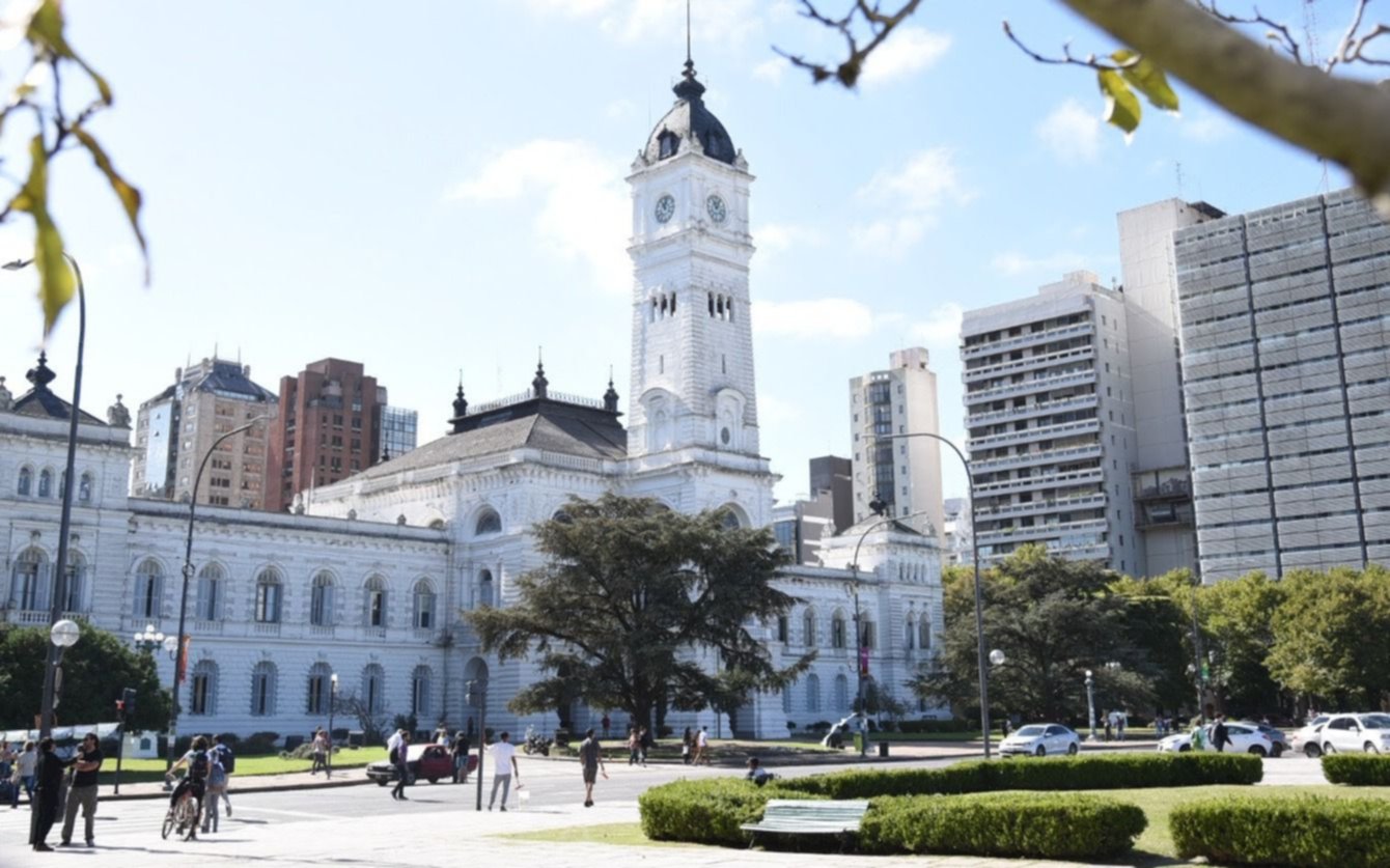 Control de presentismo en La Plata: la Comuna firmó el convenio con la UTN para colocar lectores biométricos en más dependencias