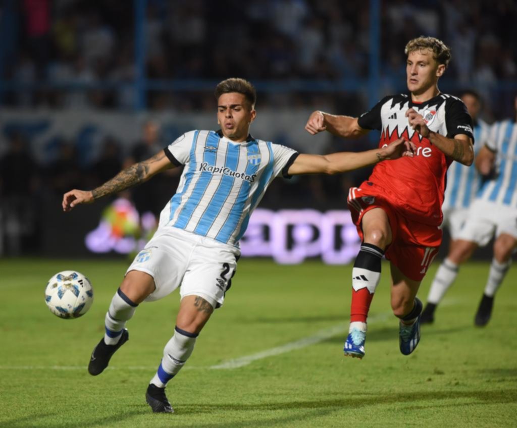 River no pudo con Atlético en una noche polémica y caliente