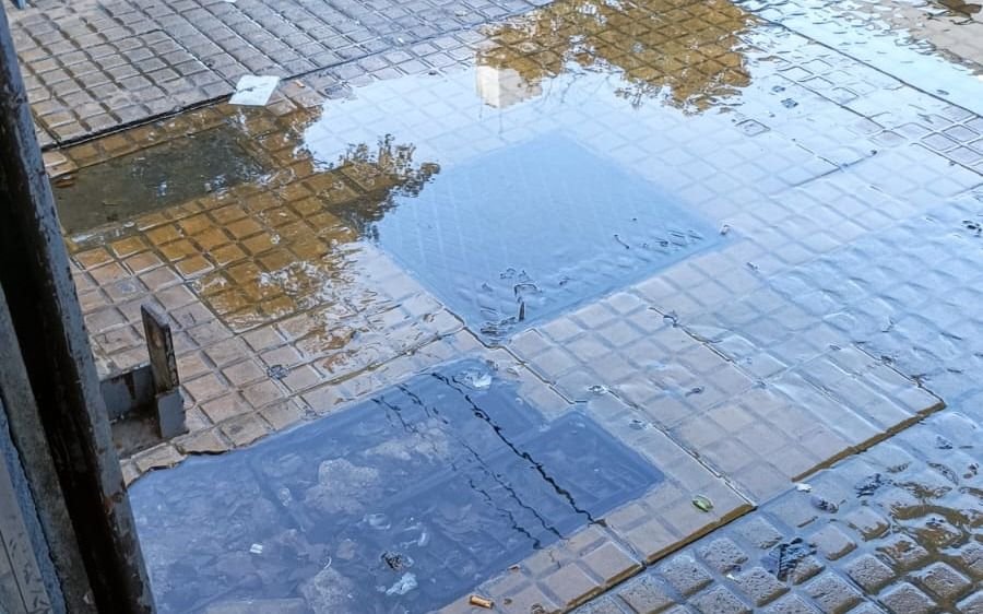 Pérdida de agua en pleno centro de La Plata