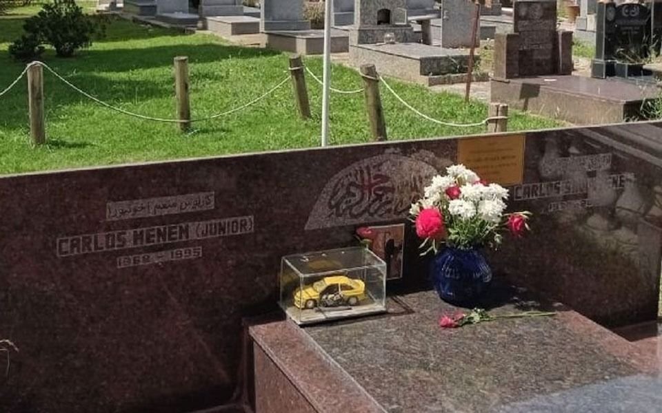 Profanaron las tumbas de Carlos Menem y de su hijo en el Cementerio Islámico