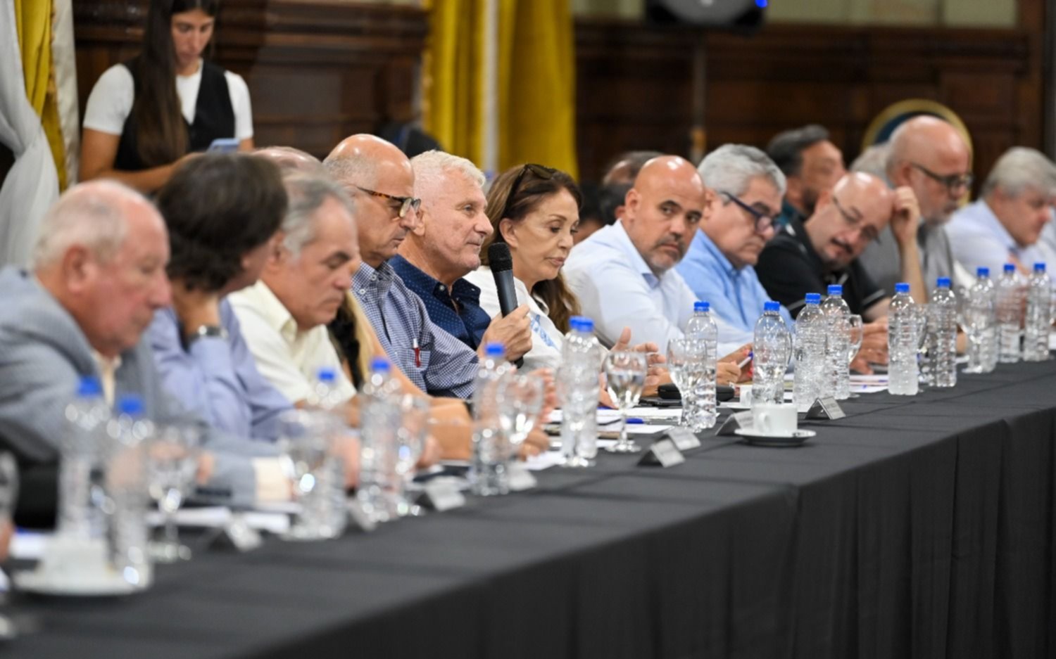 Reunión en Gobernación con representantes de la industria textil y del cuero