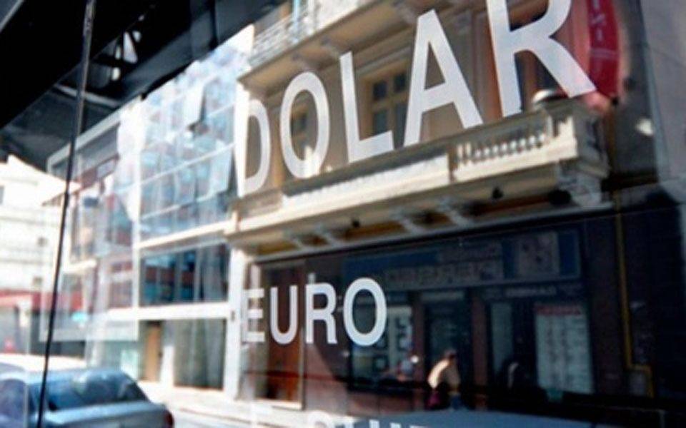 Dólar blue hoy y dólar hoy: sigue bajando y retrocede 50 pesos este jueves 15 de febrero