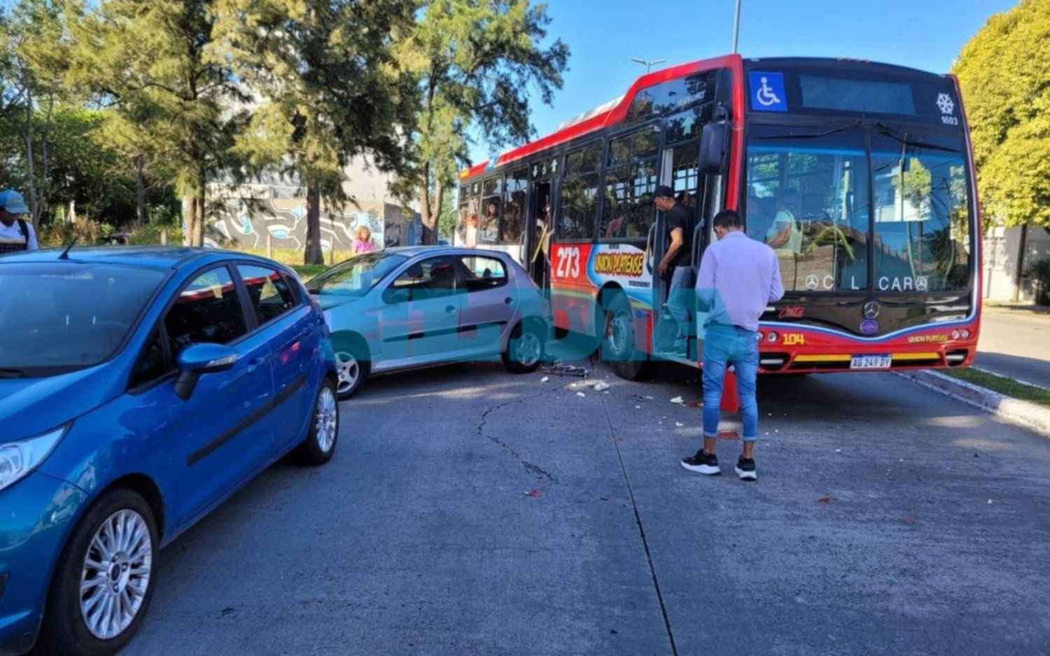 En cadena: un micro se llevó puesto varios estacionados en La Plata