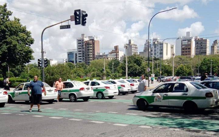 Con un duro comunicado, taxistas y remiseros de La Plata volvieron a rechazar el proyecto para legalizar UBER  
