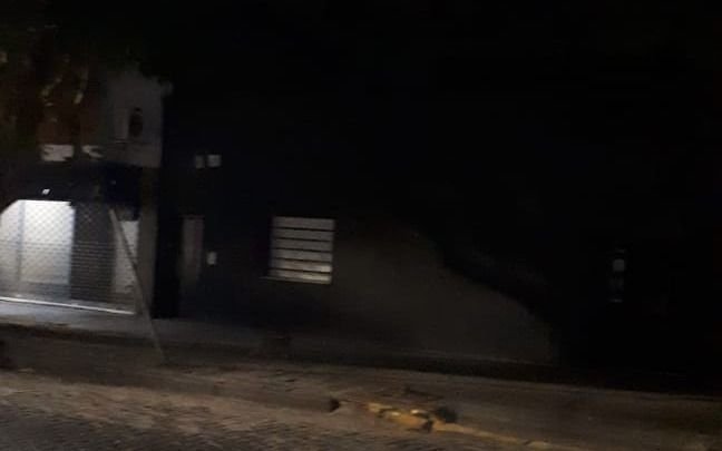 Un barrio a oscuras en La Plata por falta de luminarias