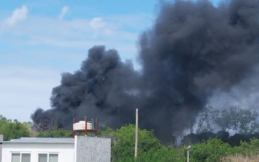 Una densa columna de humo alertó a los vecinos de Hernández