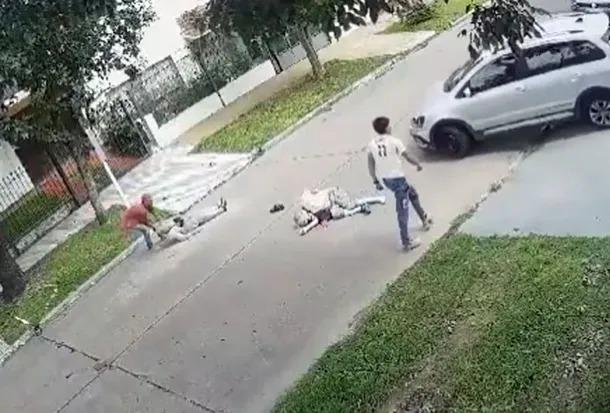 Embistió a dos jubilados cuando les robó su auto