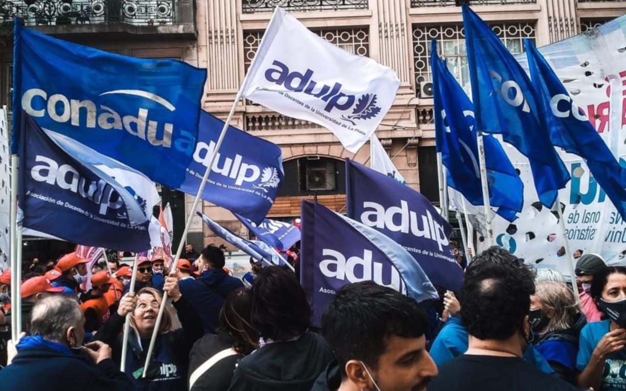 Docentes universitarios rechazaron la propuesta salarial por considerarla "insuficiente" en relación a las paritarias
