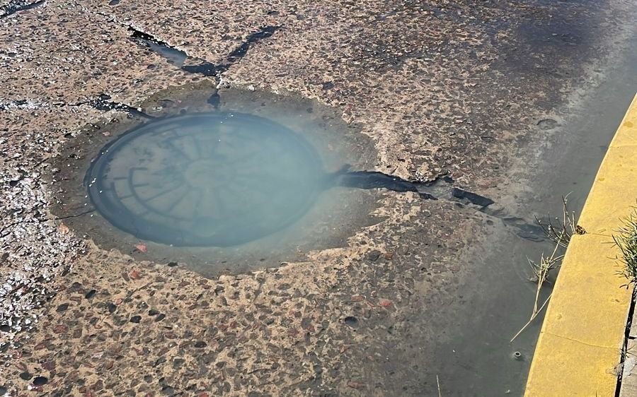 Desbordes cloacales y pérdidas de agua, el calvario de los vecinos en La Plata