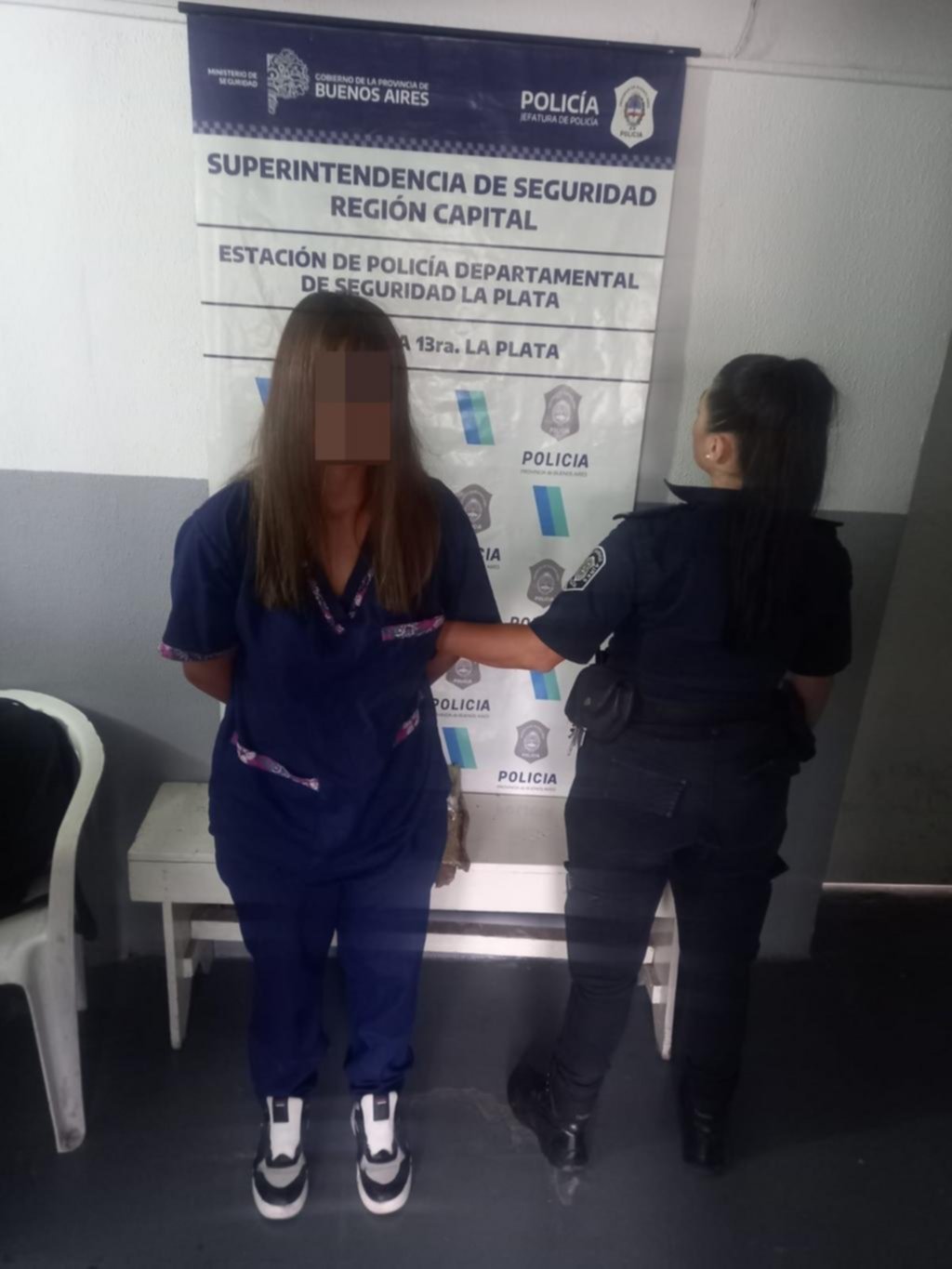 Fingió estar embarazada y robó cuatro camperas