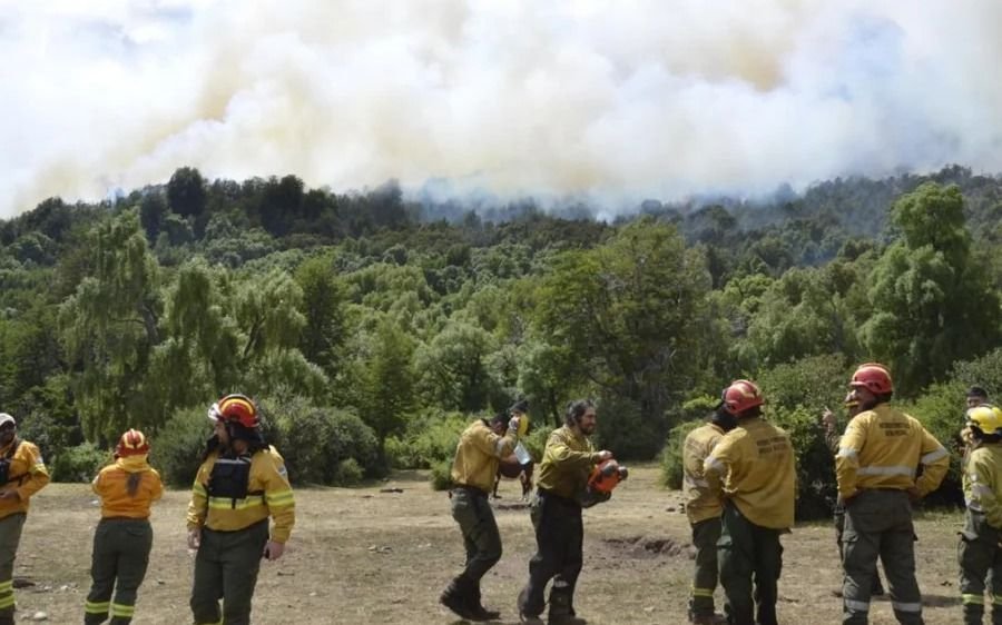 Continúan los sobrevuelos en el incendio en Los Alerces y esperan vientos con intensidad en aumento