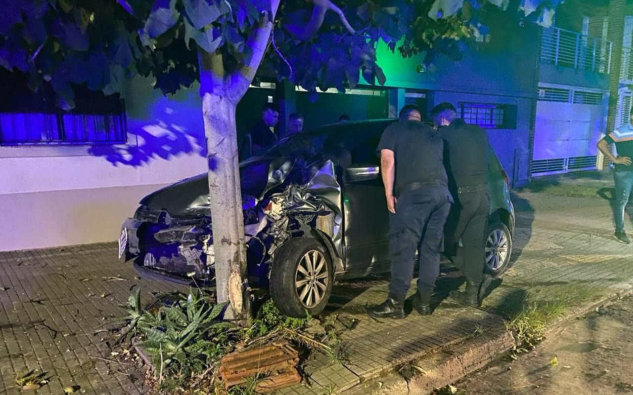 Barrio Norte: perdió el control y terminó contra un árbol