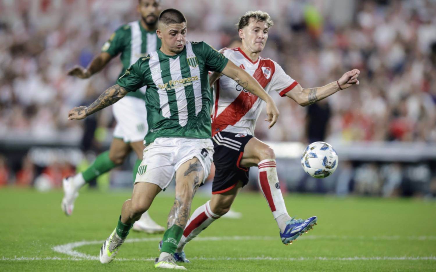 River fue superior a Banfield, pero lo terminó igualando sobre el final con un cabezazo de Solari