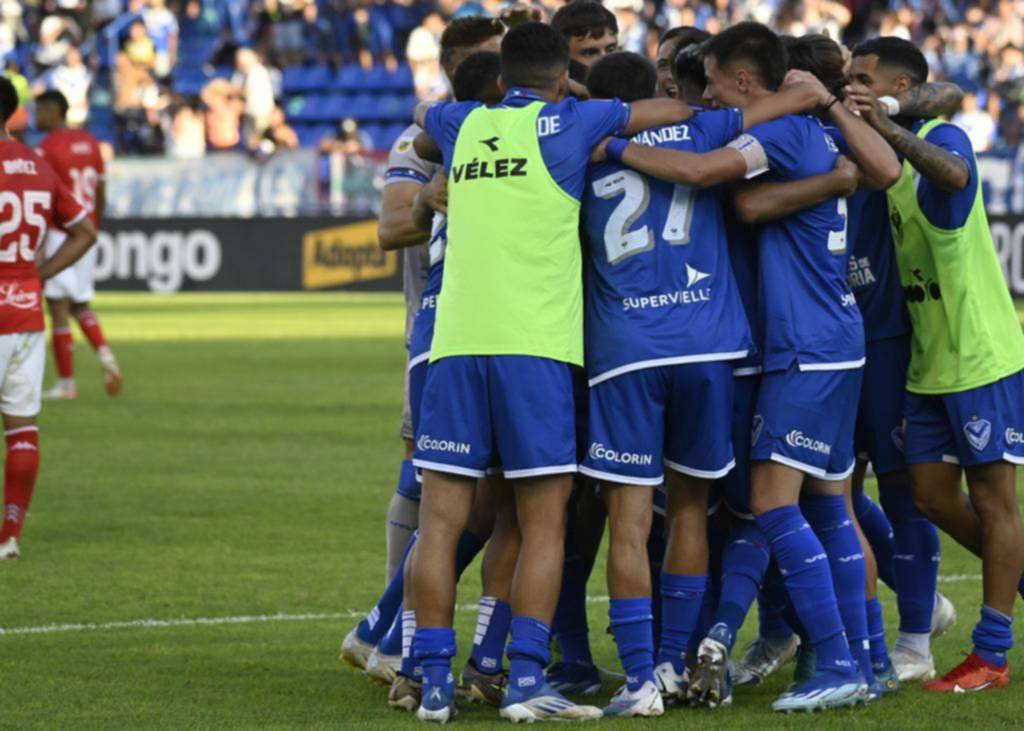 Vélez derrotó en el descuento al Globo y Sava dejó su cargo