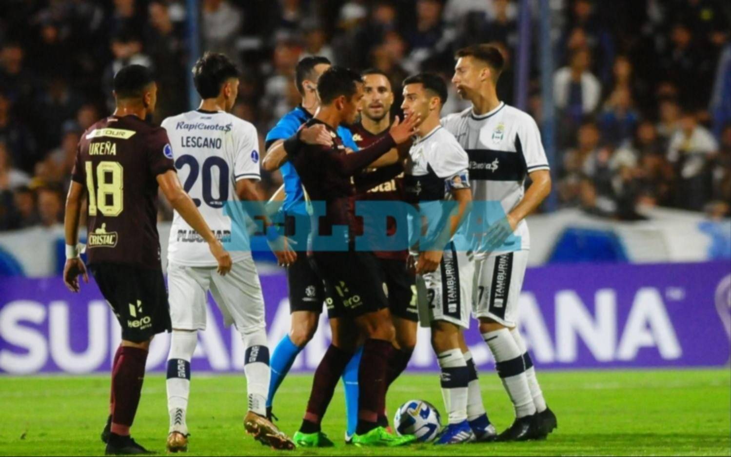 Dura sanción de la Conmebol a Gimnasia por el enfrentamiento con Universitario en la Sudamericana