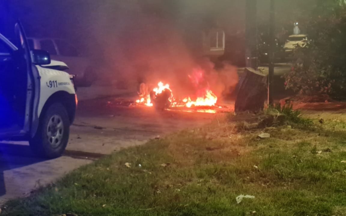 Choque e incendio en Barrio Norte: una moto y un patrullero involucrados 